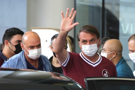 Presidente acenou para apoiadores na saída do hospital em SP