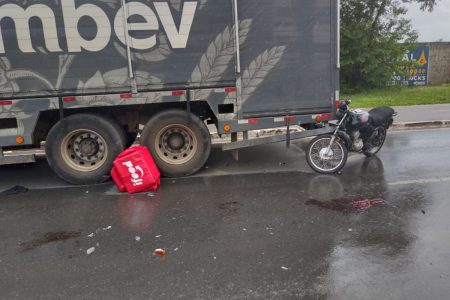 acidente entre moto e caminhão