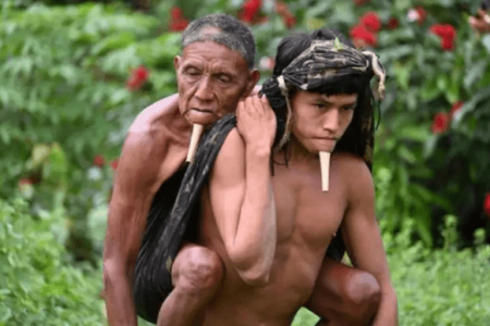 Com o pai nas costas, o jovem caminhou quilômetros pela floresta até o posto de saúde mais próximo