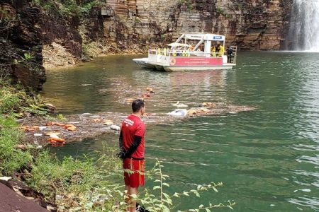 Em Capitólio (MG) um paredão rochoso despencou em cima de lanchas neste sábado (8/1)