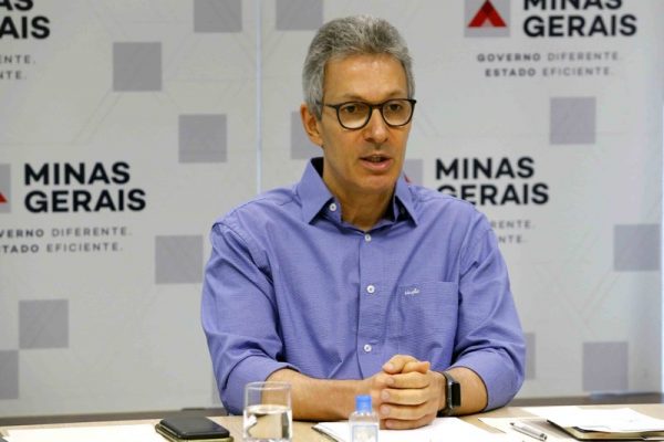 Romeu Zema discursa cestindo uma camisa azul com botões brancos | Metrópoles