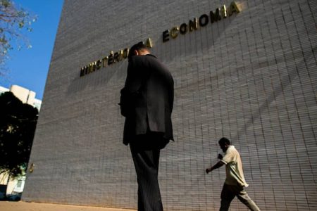Pessoas em frente ao Ministério da Economia