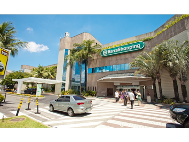 Fachada do barra Shopping em um dia de sol