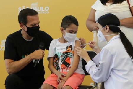 O Governo de São Paulo inicia nesta sexta-feira (14), a vacinação do público infantil contra COVID-19, na faixa etária de 5 a 11 anos. O Governador João Doria (PSDB) acompanha o ato, realizado no Hospital das Clínicas – HCFMUSP. A expectativa do Governo de SP é vacinar 4,3 milhões de crianças no período de três semanas. Foto: Fábio Vieira/Metrópoles
