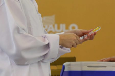 O Governo de São Paulo inicia nesta sexta-feira (14), a vacinação do público infantil contra COVID-19, na faixa etária de 5 a 11 anos. O Governador João Doria (PSDB) acompanha o ato, realizado no Hospital das Clínicas – HCFMUSP. A expectativa do Governo de SP é vacinar 4,3 milhões de crianças no período de três semanas. Foto: Fábio Vieira/Metrópoles