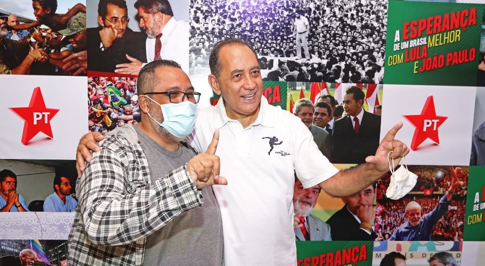 João Paulo Cunha, um dos condenados no mensalão, confraterniza com apoiador durante evento em que se colocou como pré-candidato à Câmara dos Deputados