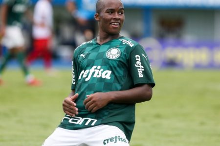 Atacante Endrick, um dos destaques da Copinha atuando pelo Palmeiras
