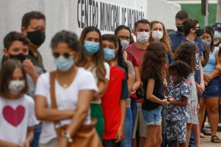 Fila de vacinação contra Covid-19 em crianças, em Goiânia, Goiás