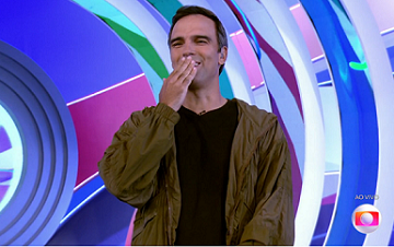 Tadeu Schmidt mandou um beijo para Luana Piovani no BBB22