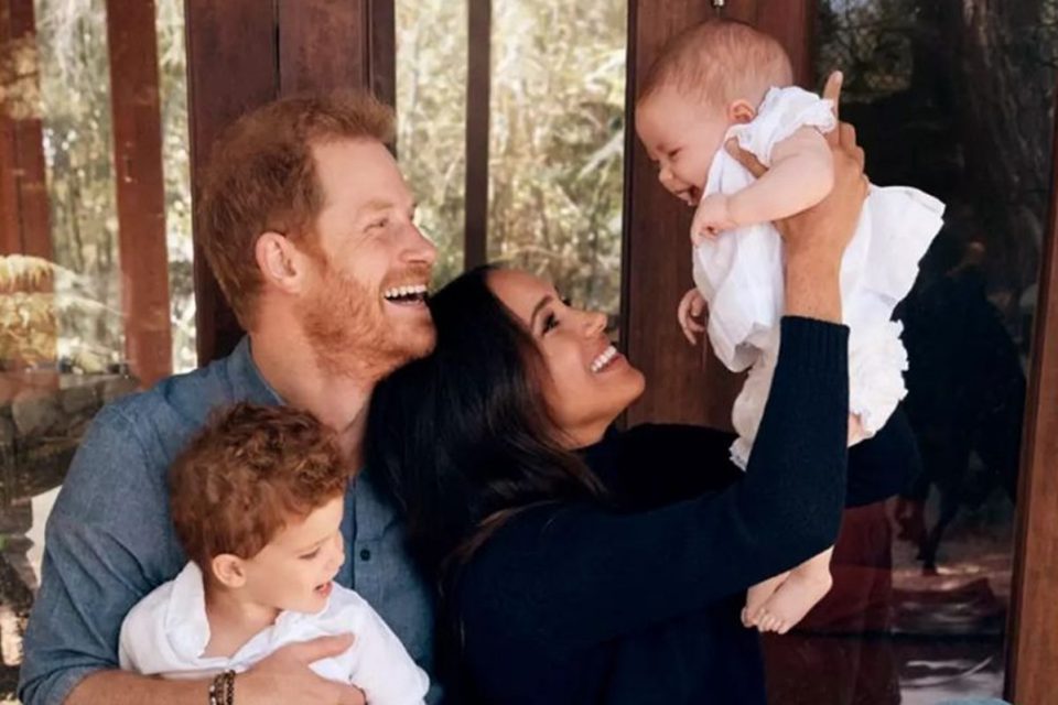 Fotografia colorido do príncipe Harry, Meghan Markle, Archie e Lilibet Diana