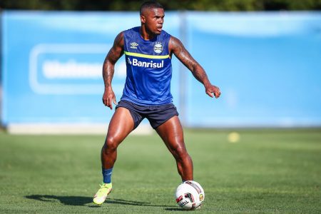 Douglas Costa treinando pelo Grêmio