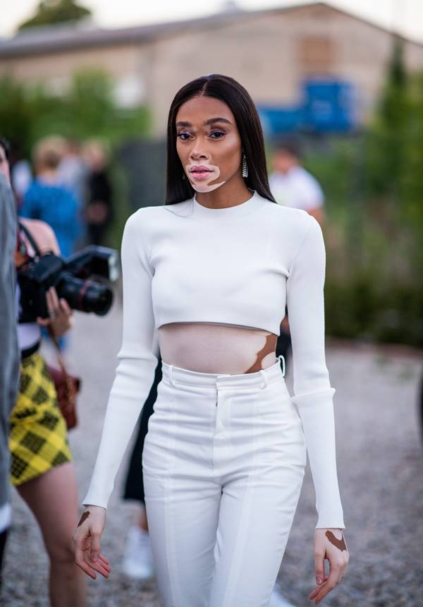 Winnie Harlow com look branco