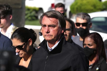O presidente Jair Bolsonaro (PL), acompanhado pela primeira dama Michelle Bolsonaro e o filho Flávio Bolsonaro, chegam de helicóptero na cidade de Eldorado, interior de São Paulo, nesta tarde de sexta-feira, 21. A mãe do presidente, Olinda Bonturi Bolsonaro, de 94 anos, faleceu na madrugada desta sexta-feira (21). Presidente cancelou viagem à Guiana e voltou ao Brasil para o enterro. Foto: Fábio Vieira/Metrópoles