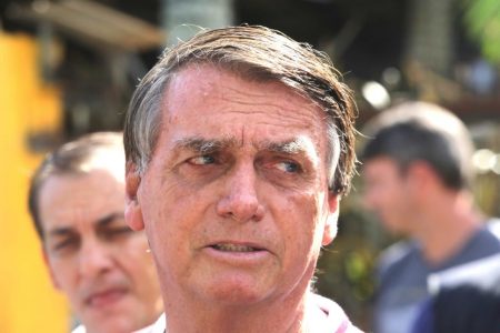 O presidente Jair Bolsonaro (PL), acompanhado pelo filho Flávio Bolsonaro, na cidade de Eldorado, interior de São Paulo, nesta manhã de sábado, 22. A mãe do presidente, Olinda Bonturi Bolsonaro, de 94 anos, faleceu na madrugada de sexta-feira (21). O Presidente cancelou viagem à Guiana e voltou ao Brasil para o enterro. Foto: Fábio Vieira/Metrópoles