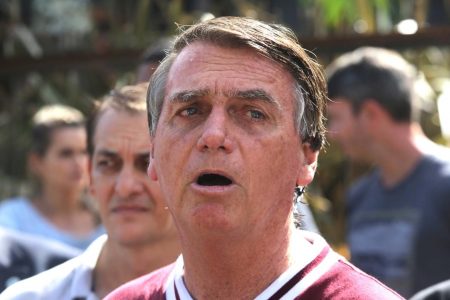 O presidente Jair Bolsonaro (PL), acompanhado pelo filho Flávio Bolsonaro, na cidade de Eldorado, interior de São Paulo, nesta manhã de sábado, 22. A mãe do presidente, Olinda Bonturi Bolsonaro, de 94 anos, faleceu na madrugada de sexta-feira (21). O Presidente cancelou viagem à Guiana e voltou ao Brasil para o enterro. Foto: Fábio Vieira/Metrópoles
