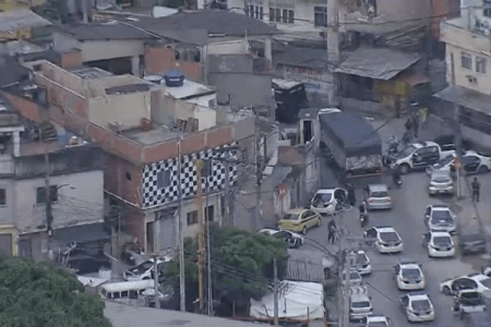 Policiais fazem operação para retomar controle do Jacarezinho