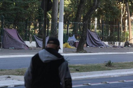 Pessoas em situação de rua no bairro do Bom Retiro, em São Paulo
