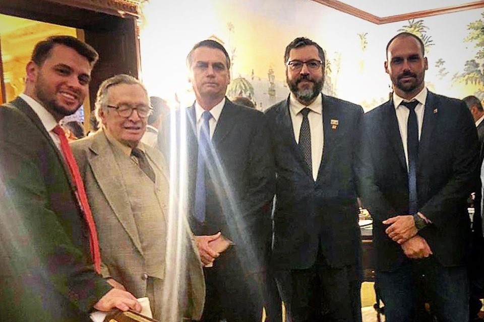 Em viagem aos Estados Unidos, o presidente Jair Bolsonaro postou no Twitter uma foto ao lado do filósofo autodidata Olavo de Carvalho em um jantar oferecido no dia 17 de março de 2019 pelo embaixador do Brasil em Washington, Sérgio Amaral