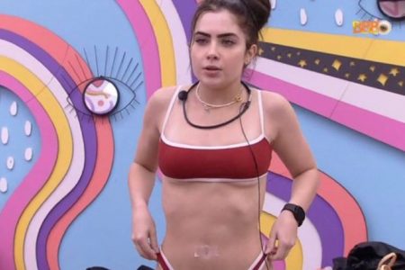 Jade Picon com esparadrapo no umbigo