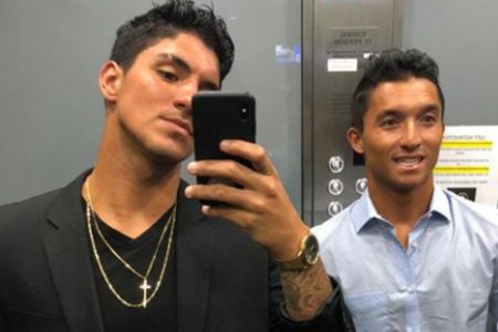 Gabriel Medina e Flávio Nakagima em foto no espelho de elevador - Metrópoles