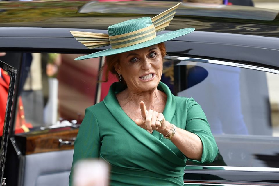 Mulher ruiva de roupas verdes