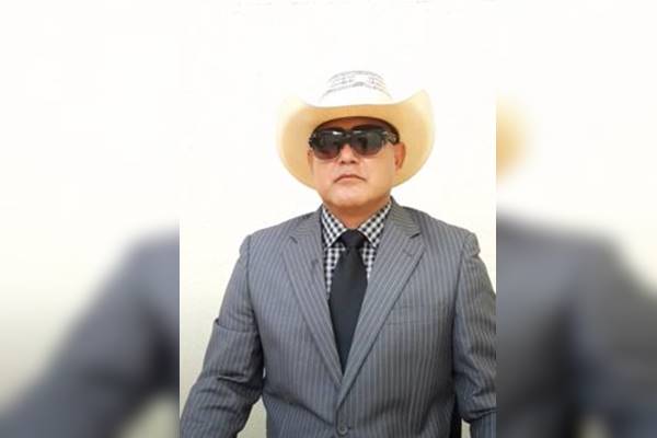 Homem de chapéu e óculos de sol