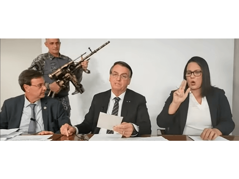 Jair Bolsonaro e comandante da Força Nacional, marido de Zambelli, em live
