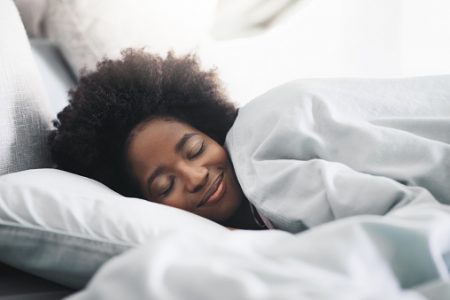 Imagem de Mulher dormindo sorrindo - Metrópoles