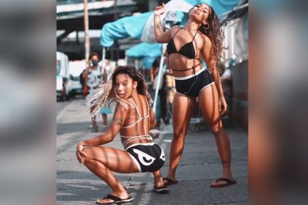 As dançarinas cariocas Aline Maia e Juliete bombaram com um clipe do hit Montagem Guerreira