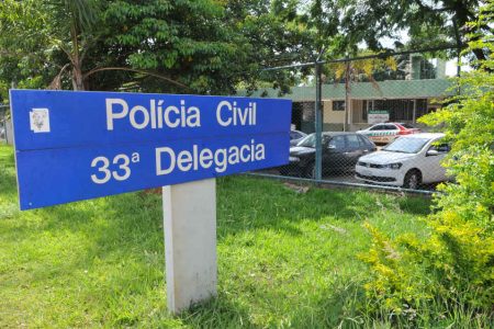 placa escrito 33ª Delegacia