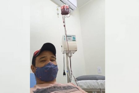 Jovem recebendo transfusão de sangue