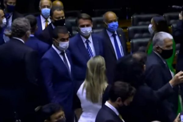 Bolsonaro e Luis Miranda se reencontram e não se cumprimentam, na sessão solene