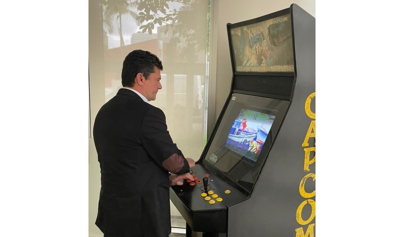 O ex-juiz Sergio Moro joga um fliperama na sede do MBL, em São Paulo