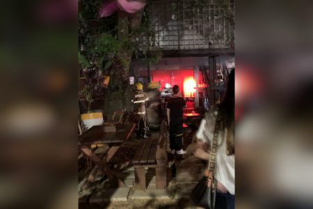 luz laranja dentro de loja