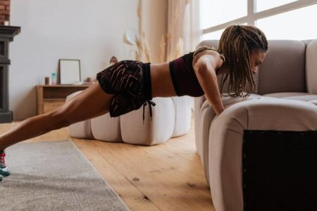 Emagrecer sem sair do sofá: Veja 3 exercícios que utilizam o móvel