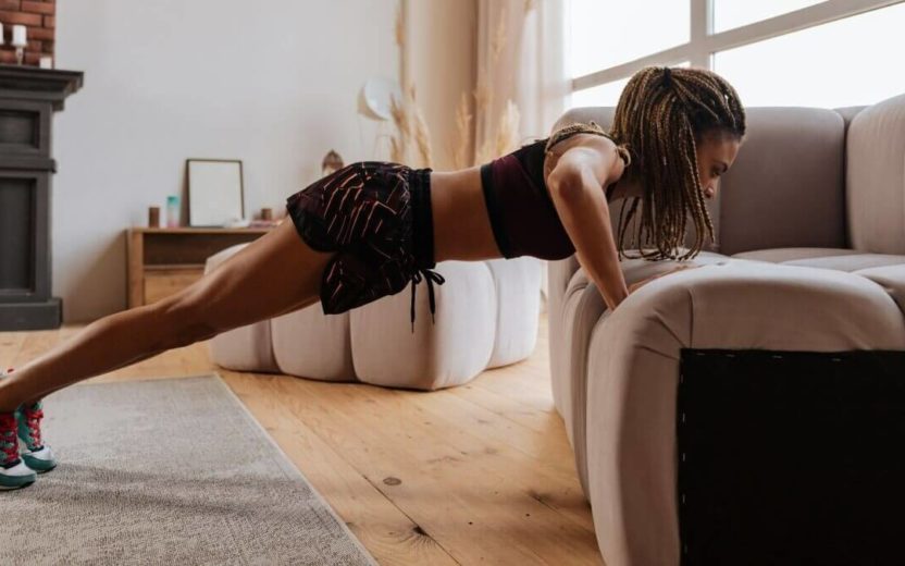 Emagrecer sem sair do sofá: Veja 3 exercícios que utilizam o móvel