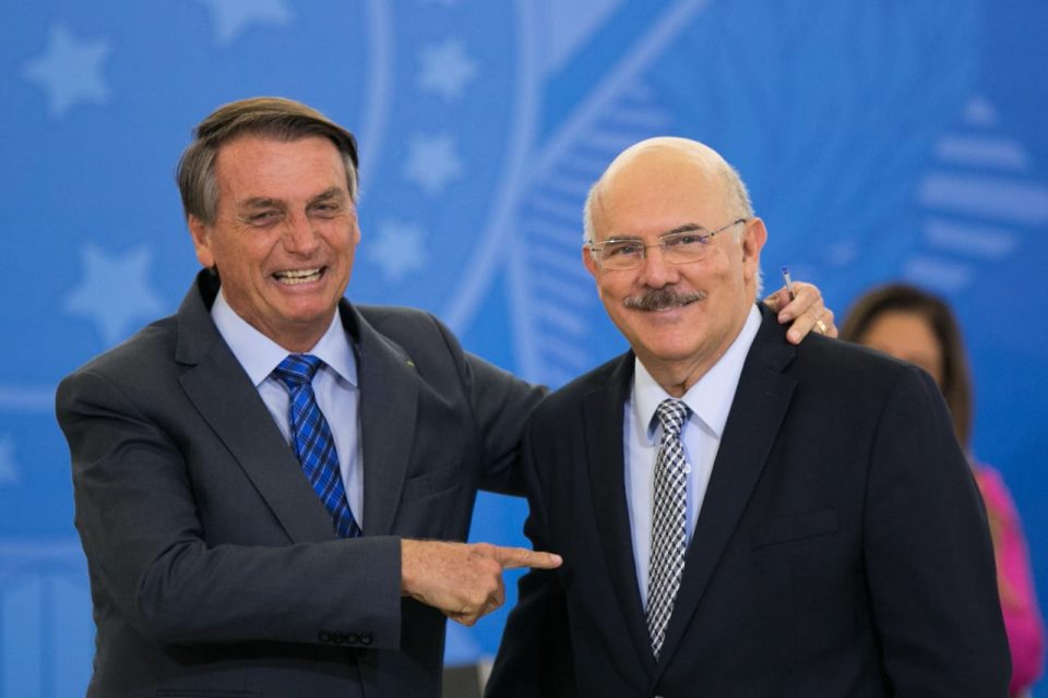 Bolsonaro e Milton Ribeiro assinam novo reajuste para professores da educação básica 0