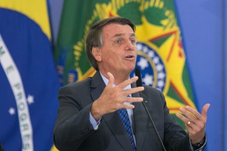 Bolsonaro assina novo reajuste para professores da educação básica