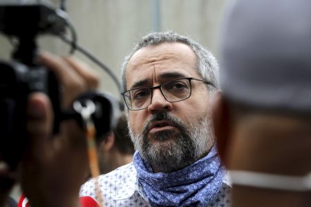 O ex-ministro da Educação Abraham Weintraub, chega na Superintendência da Polícia Federal, na zona oeste de São Paulo