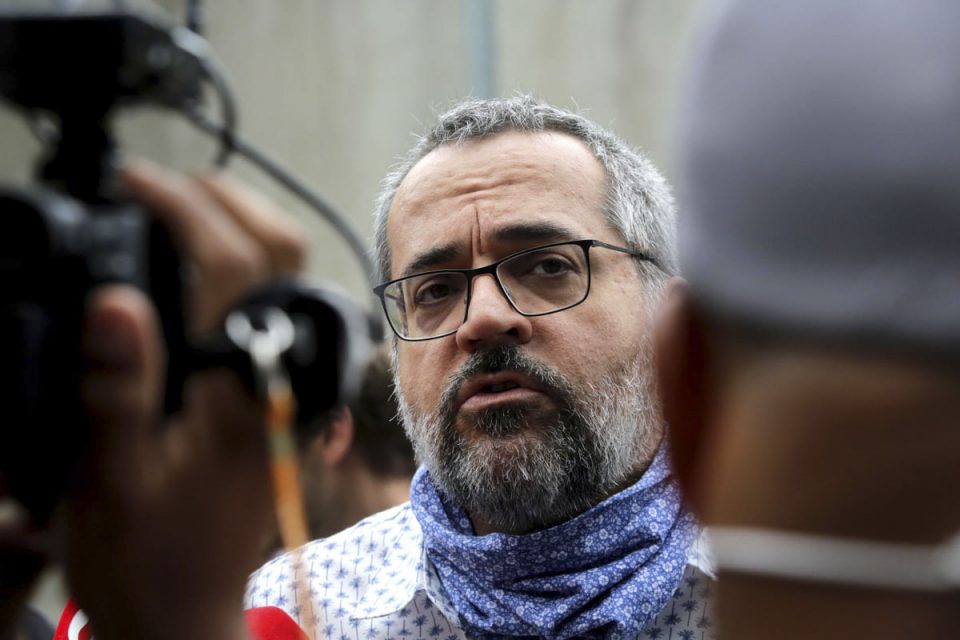 O ex-ministro da Educação Abraham Weintraub, chega na Superintendência da Polícia Federal, na zona oeste de São Paulo