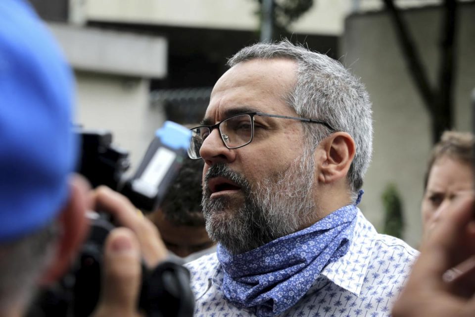 O ex-ministro da Educação Abraham Weintraub, chega na Superintendência da Polícia Federal, na zona oeste de São Paulo