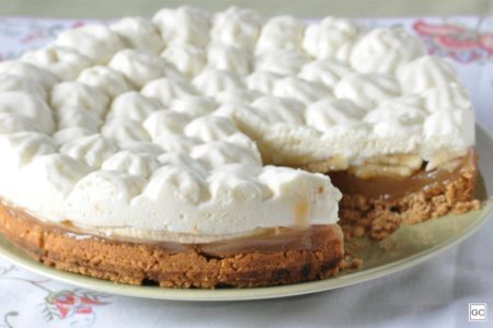 Na foto temos uma banoffe com chantilly em cima
