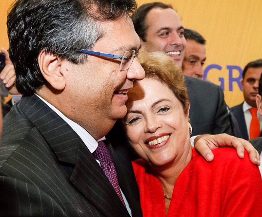 O governador do Maranhão, Flávio Dino, abraça a ex-presidente Dilma Rousseff