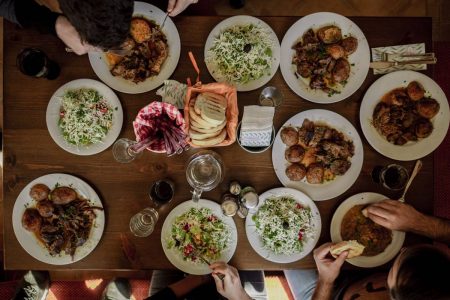 Na foto, uma mesa cheia de pratos vista de cima - Metrópoles