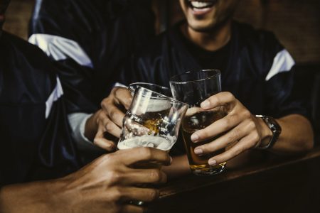 amigos brindando
