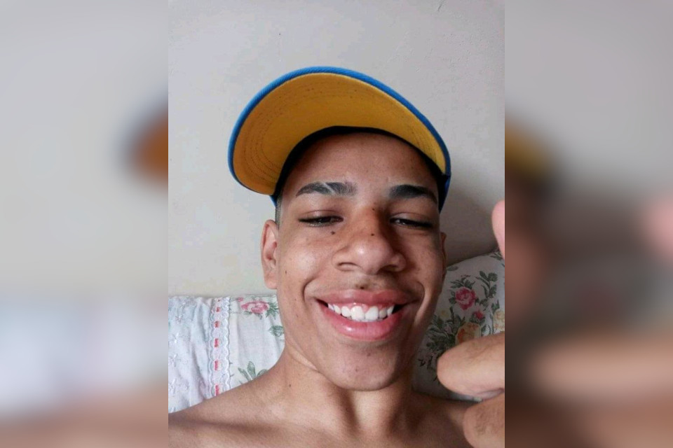 jovem com boné sorri