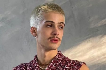 João Guilherme de blusa florida e bigode - Me trópoles