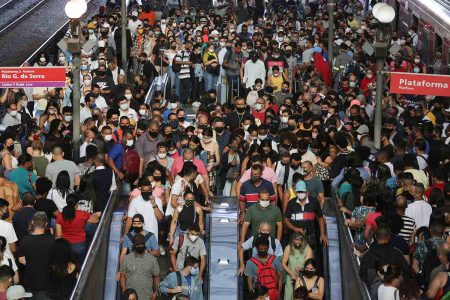 Movimentação na Estação da Luz em SP - Covid - Aglomeração