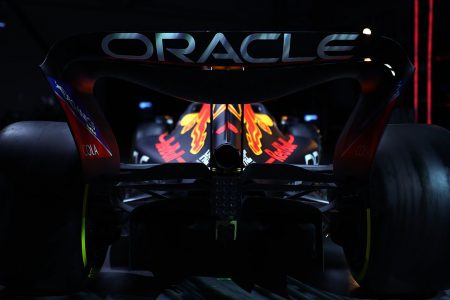 Imagem colorida de carro da Red Bull - Metrópoles
