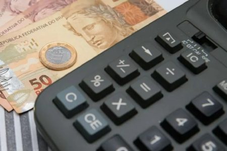 dinheiro e calculadora